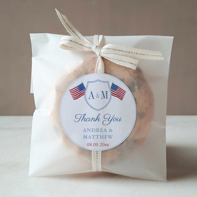 Sticker Rond Cadeau de mariage de monogramme de drapeau USA Pre (Preppy Red White And Blue Couples Monogram Crest Wedding Favor Thank You Sticker)