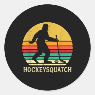 Sticker Rond Cadeau de Sasquatch de hockey drôle Bigfoot Field