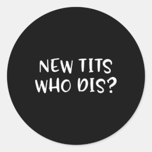 Sticker Rond Cadeau drôle d'implant mammaire - Nouveau Qui est 