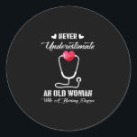 Sticker Rond Cadeau infirmière | Ne jamais sous-estimer la viei<br><div class="desc">Cadeau infirmière | Ne Sous-Estimez Jamais Une Vieille Femme Avec Un Diplôme D'Infirmière</div>