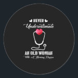 Sticker Rond Cadeau infirmière | Ne jamais sous-estimer la viei<br><div class="desc">Cadeau infirmière | Ne Sous-Estimez Jamais Une Vieille Femme Avec Un Diplôme D'Infirmière</div>