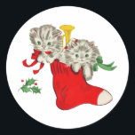 Sticker Rond Cadeau Vintage Christmas Kittens<br><div class="desc">Un design de chatons de Noël vintage.</div>