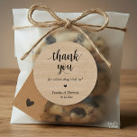 Sticker Rond Cadeaux de remerciement de dîner de mariage rustiq<br><div class="desc">Cadeaux de remerciement de mariage rustique moderne Favori classique Autocollant rond,  en écriture propre,  petit cœur rouge mignon,  avec la signature des mariés et la date du mariage,  thème bois marron cottage.</div>