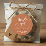 Sticker Rond Cadeaux minimalistes Mariages modernes Merci<br><div class="desc">Cadeaux de Merci minimaliste Mariage moderne Sticker classique en écriture classique,  coeur rouge,  avec signature mariée et mariée et date mariage,  thème marron cuivré en terre cuite.</div>