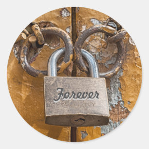 Sticker Rond Cadenas d'amour sur une vieille porte antique