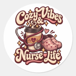 Sticker Rond Café Rétro "Ambiance Cosy et Vie d'Infirmière"