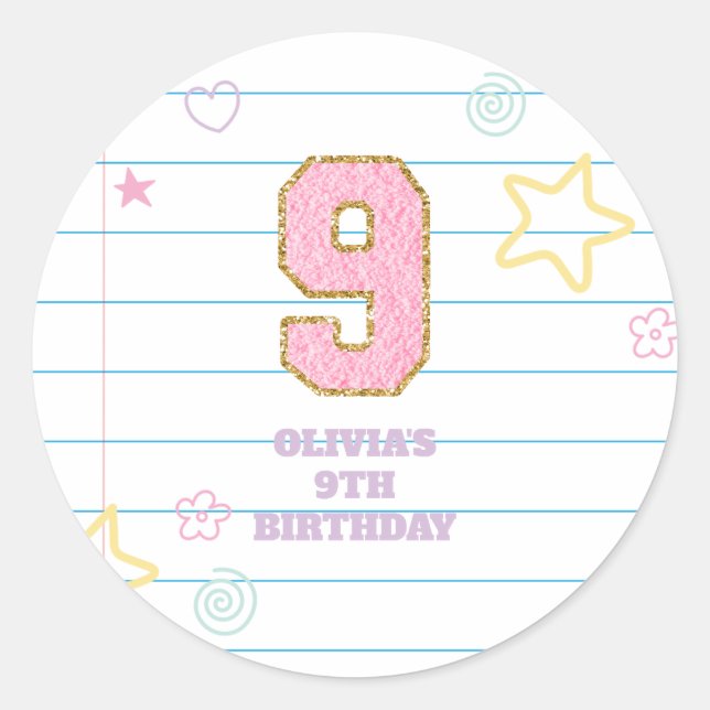 Sticker Rond Cahier Varsity preppy pastel patch 9e anniversaire (Devant)