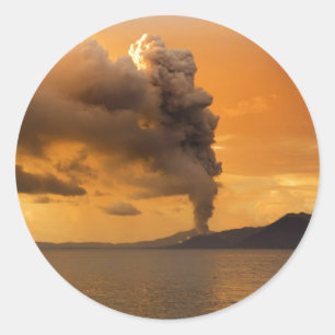 Sticker Rond Caldeira de Rabaul de volcan de Tavurvur éclatant