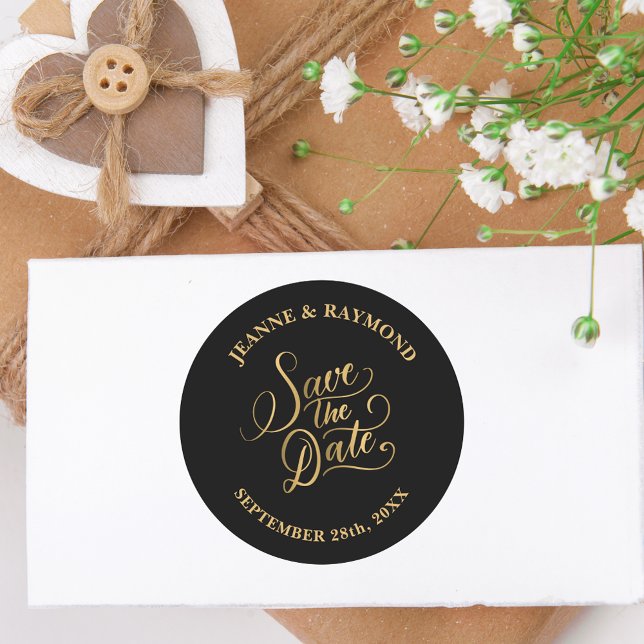 Sticker Rond Calligraphie de mariage noir or à feuilles Save th (Wedding calligraphy round sticker creates a timeless and sophisticated announcement look.)