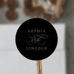 Sticker Rond Calligraphie dorée romantique Enveloppe noire Phoq<br><div class="desc">Ces calligraphies romantiques en or noir mariage enveloppes sceaux sont parfaites pour un simple mariage. Le design classique moderne comprend des tourbillons fantaisistes et des fleurs fantaisistes avec une magnifique typographie de feuille d'or en faux champagne. Personnalisez le étiquette avec les noms de la mariée et du marié. Remarque :...</div>