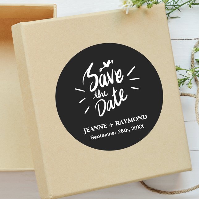 Sticker Rond Calligraphie Élégante Faire-Part de Mariage Date à (Stylish black calligraphy sticker adds timeless charm to wedding save the date invitations.)