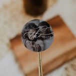 Sticker Rond Calligraphie romantique Dark Photo Enregistrer la<br><div class="desc">Cette calligraphie romantique photo sombre enregistrer l'autocollant date est parfait pour un mariage simple. Le design classique moderne comprend des tourbillons fantaisistes et des fleurs fantaisistes avec une magnifique typographie élégante et lettrée à la main. Personnalisez les autocollants avec votre photo,  vos noms et votre date de mariage.</div>