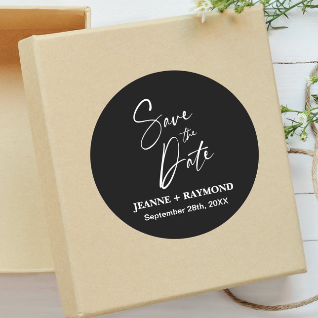 Sticker Rond Calligraphie Romantique Faire-Part de Mariage Noir (Romantic black calligraphy sticker adds elegant style to wedding save the date invitations.)