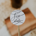 Sticker Rond Calligraphie romantique Mariage Enregistrer la dat<br><div class="desc">Ce mariage romantique de calligraphie,  sauf l'autocollant de date,  est parfait pour un simple mariage. Le design classique moderne comprend des tourbillons fantaisistes et des fleurs fantaisistes avec une magnifique typographie élégante et lettrée à la main.</div>