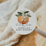 Sticker Rond CALLIOPE Little Cutie Clementine Baby shower<br><div class="desc">Cet autocollant rond de faveur présente une clémentine d'aquarelle mignonne avec des fleurs d'oranger d'aquarelle blanche douce et une police écrite à la main amusante avec le dicton "petite cutie" Cet autocollant est l'ajout parfait à votre baby shower d'agrumes neutre genre ou à révélation de genre.</div>