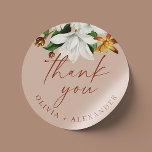 Sticker Rond Camélia vintage. Mariage rose pâle merci<br><div class="desc">Élégant Merci floral Sticker avec fleur de camélia vintage pour jardin botanique Mariage / Fête d'engagement / Dîner de répétition dans les tons rose pâle pastel,  couleurs rousses poussiéreuses.</div>