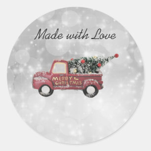 Sticker Rond camionnette rouge vintage sur un fond bokeh gris