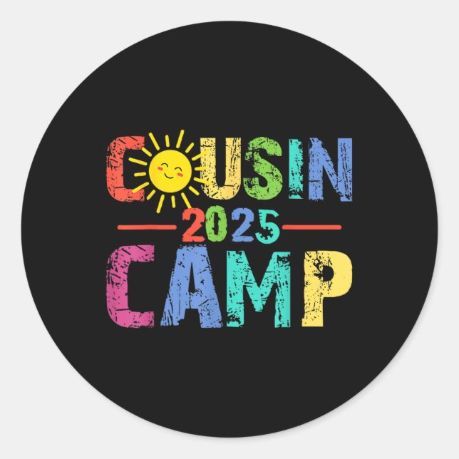 Sticker Rond Camp Cousin 2025 Camping Campfire Vacances d'été (Devant)