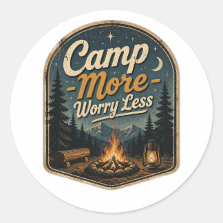 Sticker Rond Campez Plus, Inquiétez Moins – Aventure de Camping