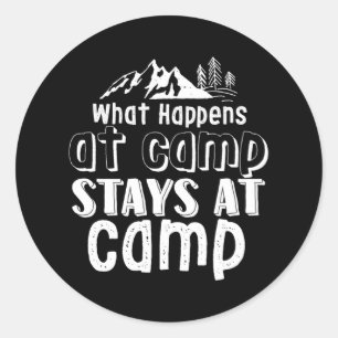 Sticker Rond Camping Amusant Ce Qui Se Passe Au Camp Séjourne A