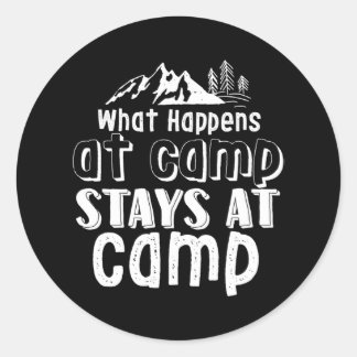 Sticker Rond Camping Amusant Ce Qui Se Passe Au Camp Séjourne A