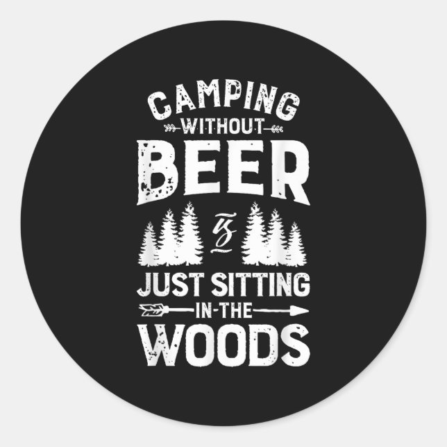 Sticker Rond Camping Sans Bière Est Juste Assis Dans Les Bois (Devant)