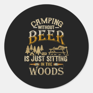 Sticker Rond Camping Sans Bière Est Juste Assis Dans Les Bois