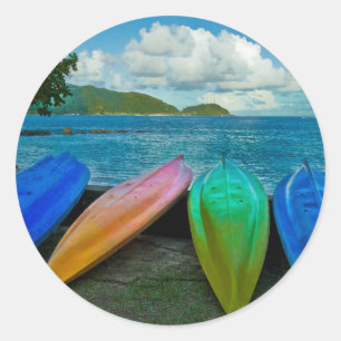 Sticker Rond Canots Colorés Sur La Plage À Pago Pago