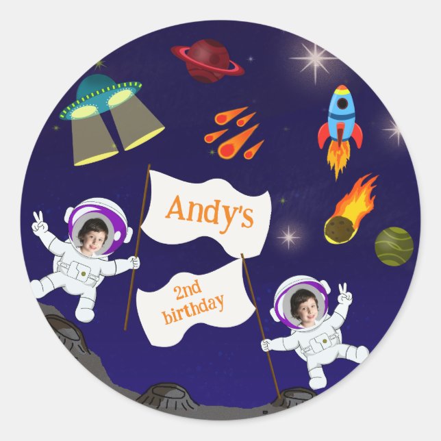Sticker Rond Caricature d'anniversaire de l'astronaute spatial (Devant)