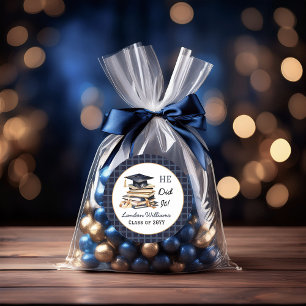 Sticker Rond Casquette de grade et pile de livres Il l'a fait