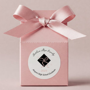 Sticker Rond Casquette Rose Minimaliste et Diplôme à Ruban