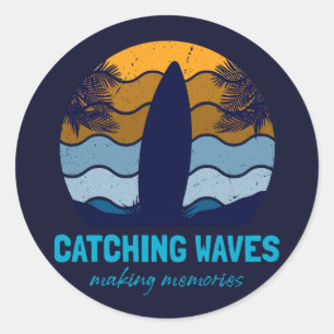 Sticker Rond Catching Waves Retro Surboard Beach Art
