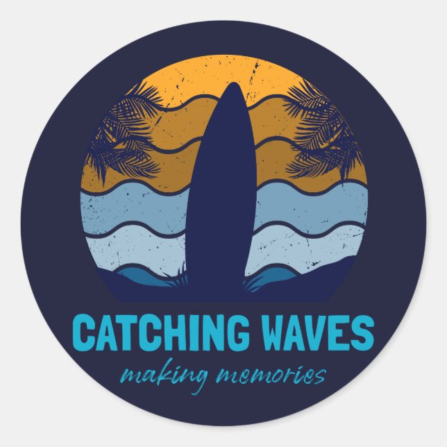 Sticker Rond Catching Waves Retro Surboard Beach Art (Devant)
