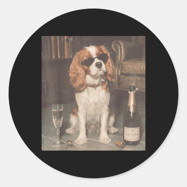 Sticker Rond Cavalier King Charles buvant du champagne drôle (Devant)