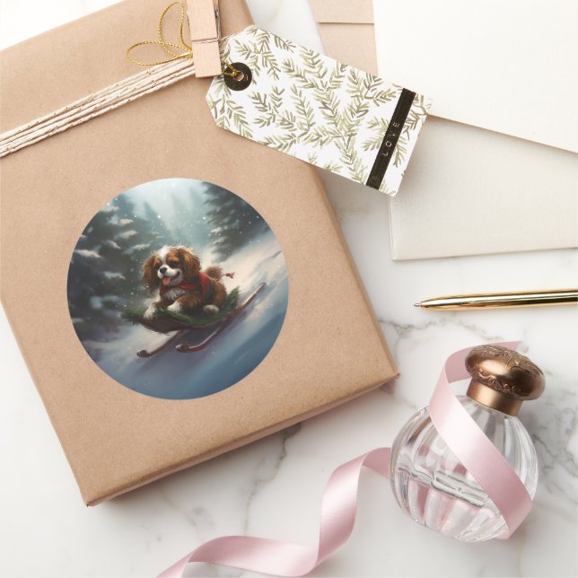 Sticker Rond Cavalier King Charles Spaniel neige de Noël (Cadeaux)