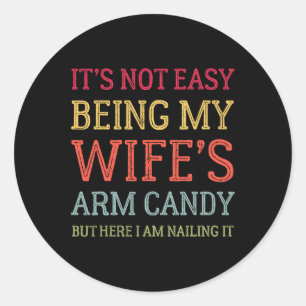 Sticker Rond Ce n'est pas facile d'être ma femme's Arm Candy Re