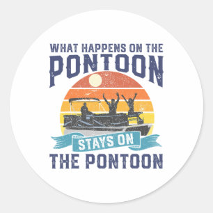 Sticker Rond Ce Qui Se Passe Sur Le Bateau Pontoon Funny Boatin