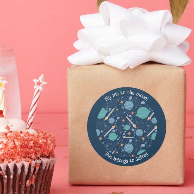 Sticker Rond Cela appartient à Kids Rocket Ship Jupiter Saturn (Fête)