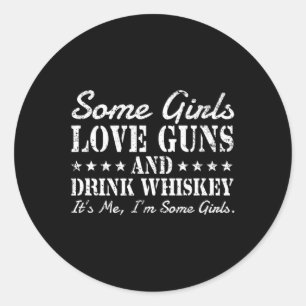 Sticker Rond Certaines filles aiment les armes à feu boire du w