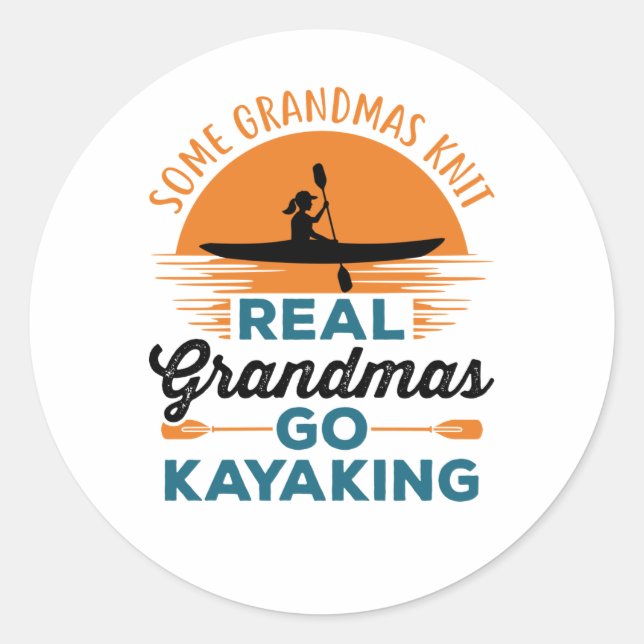 Sticker Rond Certains Grandmas Knit Real Grandmas Go Kayak (Devant)