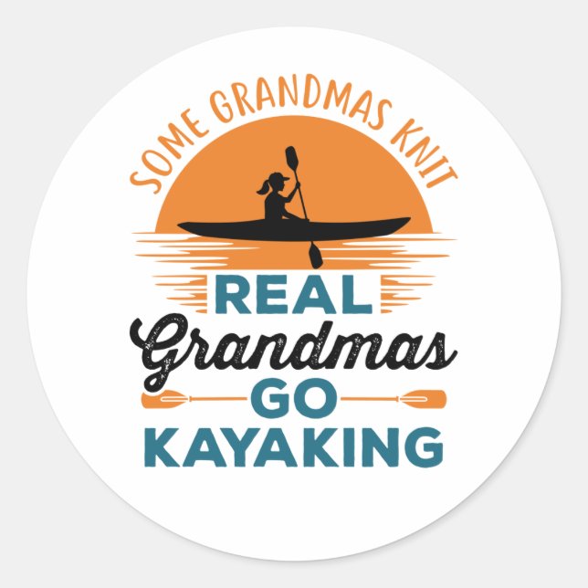 Sticker Rond Certains Grandmas Knit Real Grandmas Go Kayak (Devant)