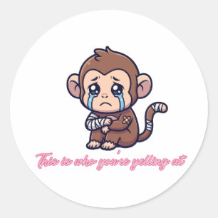 Sticker Rond C'est à qui que vous criez Mignonne singe qui pleu