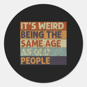 Sticker Rond C'est bizarre d'être le même âge que les personnes