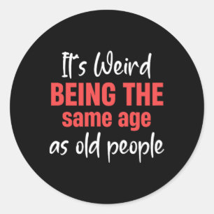 Sticker Rond C'est bizarre d'être le même âge que les personnes