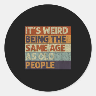 Sticker Rond C'Est Étrange Étant Le Même Âge Que Les Personnes 