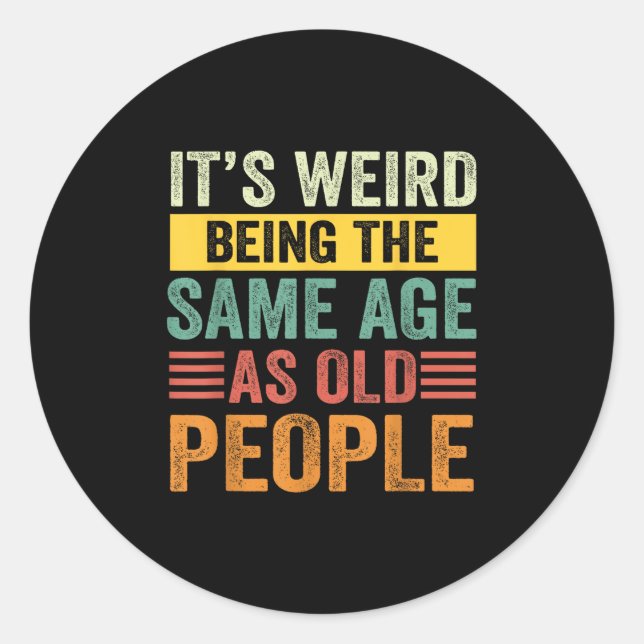 Sticker Rond C'Est Étrange Étant Le Même Âge Que Les Personnes  (Devant)