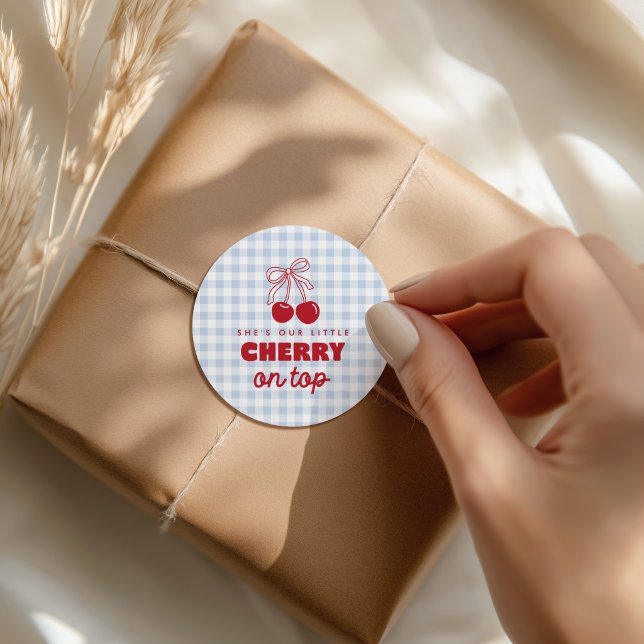 Sticker Rond C'est notre cerise sur le dessus bleu Gingham Anni (Créateur téléchargé)