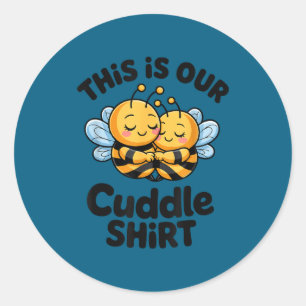 Sticker Rond C'est Notre T-Shirt Câlin Couple De Mignonnes Abei