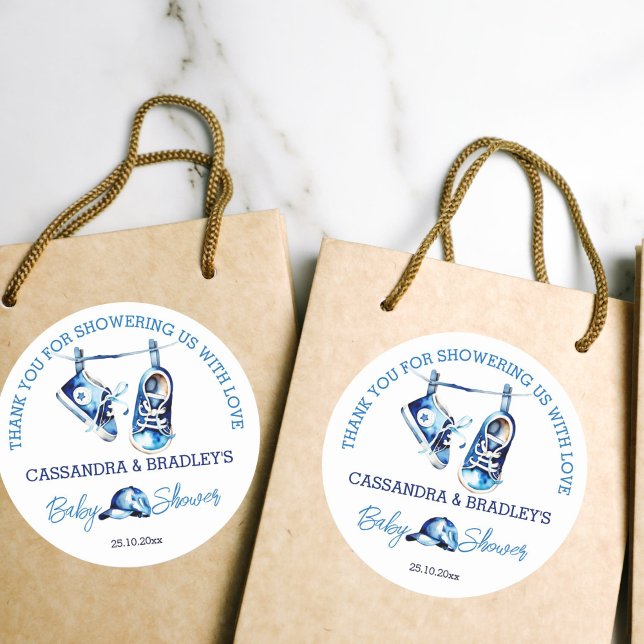 Sticker Rond C'est un garçon de chaussures bleu bébé, merci de  (It's a boy baby shower thank you favor gift stickers blue baby shoes sneakers on a line sports cap)