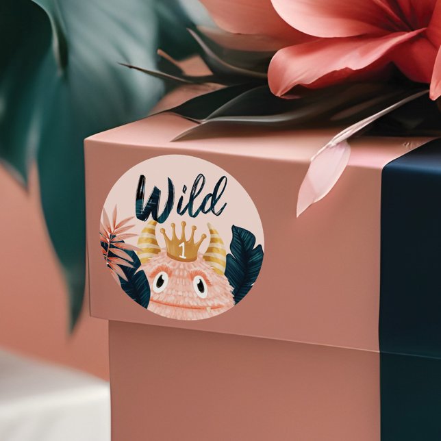 Sticker Rond C'est un monstre rose sauvage et une jungle tropic (She's a Wild One Pink Monster & Tropical Jungle Classic Round Sticker)